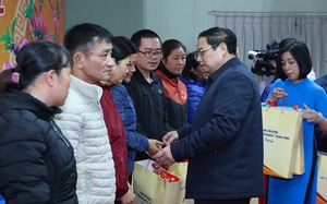 Thủ tướng chúc Tết công nhân lao động, gia đình liệt sĩ tại Nam Định