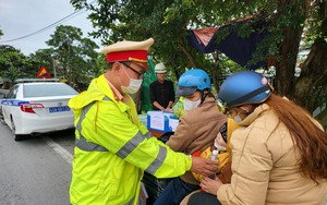 Cảnh sát giao thông giúp người dân vượt đèo Hải Vân về quê ăn Tết