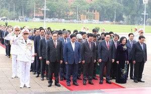 Đại biểu dự Kỳ họp thứ 6, Quốc hội khóa XV vào Lăng viếng Chủ tịch Hồ Chí Minh