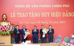 Thủ tướng Chính phủ trao Huy hiệu Đảng tặng các đồng chí nguyên Phó Thủ tướng Chính phủ