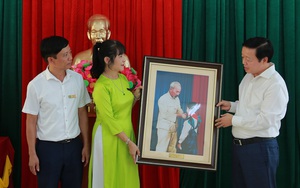 Phó Thủ tướng Trần Hồng Hà chung vui với thầy trò tỉnh Hà Tĩnh nhân Ngày Nhà giáo Việt Nam