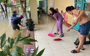 Quảng Trị: Giáo viên vùng rốn lũ khẩn trương dọn bùn đất sau mưa lũ