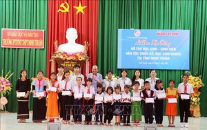 Trao học bổng cho học sinh, sinh viên dân tộc thiểu số tỉnh Ninh Thuận