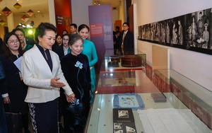 Phu nhân Tổng Bí thư Nguyễn Phú Trọng và Phu nhân Tổng Bí thư, Chủ tịch nước Trung Quốc thăm Bảo tàng Phụ nữ Việt Nam
