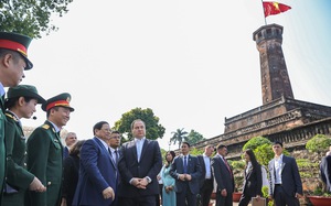 Hai Thủ tướng Việt Nam và Belarus tham quan Cột cờ Hà Nội, thưởng thức cà phê Việt Nam