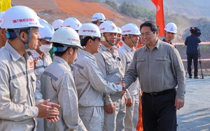 Thủ tướng dâng hương tượng đài Bác Hồ và kiểm tra công trình mở rộng thủy điện Hòa Bình