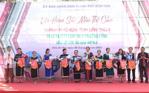 Kon Tum: Liên hoan sắc màu thổ cẩm tại làng du lịch cộng đồng Kon Jơ Dri