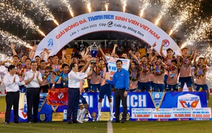 Phó Thủ tướng Lê Minh Khái trao cúp vô địch giải bóng đá Thanh Niên Sinh viên Việt Nam