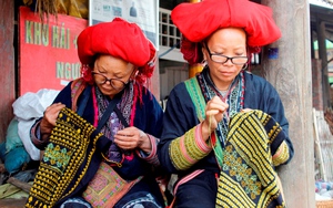Phụ nữ vùng cao tâm huyết giữ nghề truyền thống