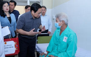 Thủ tướng khảo sát thực tế việc bảo đảm thuốc, vật tư y tế cho bệnh nhân