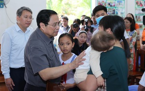 Thủ tướng thăm Làng trẻ em SOS Nha Trang và các em mồ côi do đại dịch COVID-19