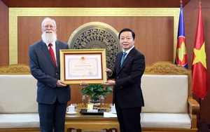 Phó Thủ tướng Trần Hồng Hà trao tặng Huy chương Hữu nghị cho TS. Michael Parsons