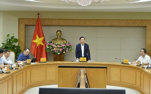 Phó Thủ tướng Trần Hồng Hà nghe báo cáo về sách giáo khoa và học phí năm học mới