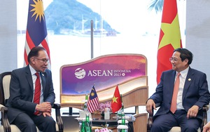 Thủ tướng Phạm Minh Chính gặp Thủ tướng Malaysia Anwar Ibrahim