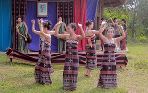 "Tháng Năm nhớ Bác" tại Làng Văn hóa, Du lịch các dân tộc Việt Nam: Tái hiện nghi thức "Đặt tên họ Hồ"