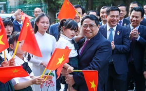 Thủ tướng thăm Đại sứ quán và gặp gỡ cộng đồng người Việt Nam tại Trung Quốc