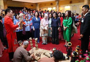 Phu nhân Thủ tướng Việt Nam và Phu nhân Thủ tướng Malaysia thưởng thức nghệ thuật múa rối nước