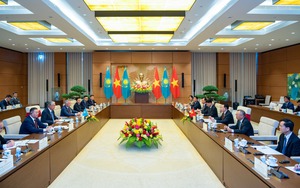 Chủ tịch Quốc hội Vương Đình Huệ hội kiến Tổng thống Kazakhstan