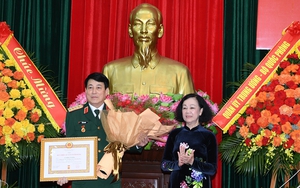 Trao Huy hiệu 45 năm tuổi Đảng tặng đồng chí Đại tướng Lương Cường