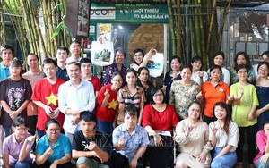 Hai phu nhân Thủ tướng Việt Nam, Singapore thăm cơ sở ghép tranh vải của người khuyết tật