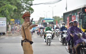 Cảnh sát giao thông hỗ trợ người dân trở lại Thủ đô sau dịp nghỉ lễ 2/9
