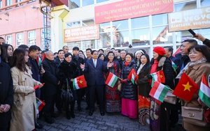 Thủ tướng thăm Trung tâm thương mại lớn nhất của người Việt Nam ở Hungary