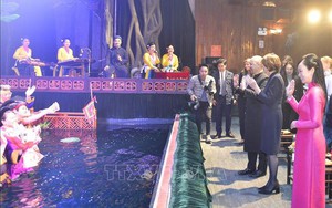 Phu nhân Chủ tịch nước và Phu nhân Tổng thống Đức thưởng thức chương trình múa rối nước
