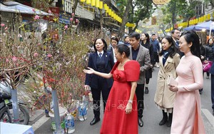 Phu nhân Chủ tịch nước và Phu nhân Tổng thống Philippines thăm quan chợ hoa Tết Hàng Lược