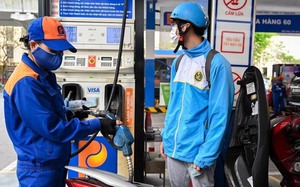 Giá xăng RON95 giảm nhẹ, giá dầu tăng trở lại
