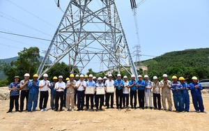 Khen thưởng đột xuất các đơn vị hoàn thành dựng cột, kéo dây 6 khoảng néo đầu tiên của dự án đường dây 500kV mạch 3