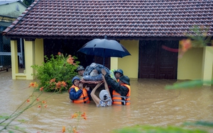 TP Huế khẩn trương sơ tán bệnh nhân, người già ra khỏi vùng ngập sâu