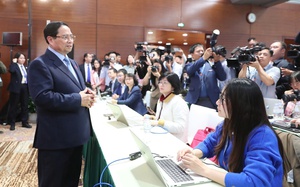 Thủ tướng Phạm Minh Chính thăm, động viên phóng viên báo chí tác nghiệp tại Đại hội XIV của Đảng