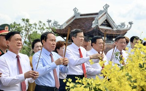 Phó Thủ tướng Lê Tiến Châu tham gia đoàn đại biểu dâng hương, dâng hoa tưởng nhớ Chủ tịch Hồ Chí Minh