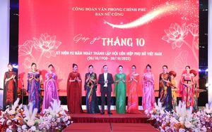 ‘Gặp gỡ Tháng 10’: Phụ nữ duyên dáng gắn liền với tà áo dài Việt