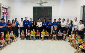 Đoàn Thanh niên VPCP tặng quà cô trò trường mầm non tại Hà Tĩnh