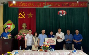 Trao tặng quà cho học sinh khó khăn tại Ninh Bình