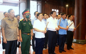 Bộ trưởng, Chủ nhiệm VPCP Trần Văn Sơn dâng hương tưởng niệm các Anh hùng Liệt sĩ tại Điện Biên