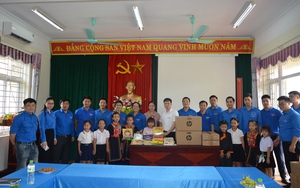 Đoàn Thanh niên VPCP trao tặng quà tới học sinh vùng khó khăn tỉnh Quảng Ninh