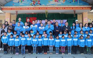 Đoàn Thanh niên VPCP mang Tết đến người dân và học sinh nghèo Hà Giang