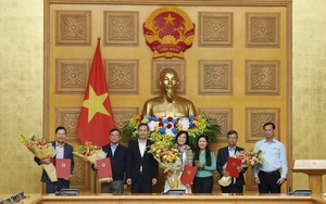 Trao sổ hưu trí cho 4 cán bộ nghỉ theo chế độ