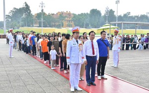 Khen thưởng học sinh đạt thành tích học tập tiêu biểu và vui hội trăng rằm