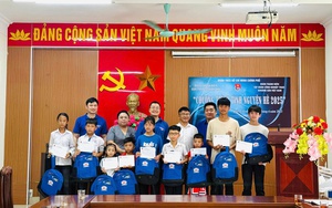 Đoàn Thanh niên VPCP trao quà cho học sinh khó khăn tại Quảng Ninh