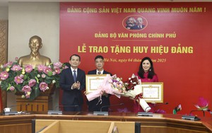 Trao tặng Huy hiệu Đảng cho 2 đảng viên của Đảng bộ VPCP