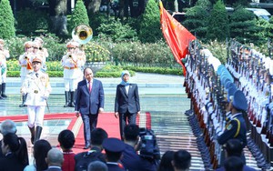 越南国家主席阮春福主持迎接仪式并与新加坡总统举行会谈