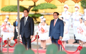 越南政府总理范明正欢迎日本首相岸田文雄来访并举行会谈