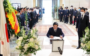 越南政府总理范明正前往日本驻越大使馆吊唁日本前首相安倍晋三