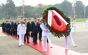 中共中央总书记、中国国家主席习近平瞻仰胡志明陵并敬献花圈