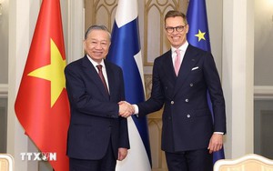 越共中央总书记苏林与芬兰总统见证两国合作文件签署仪式