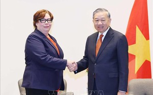 越共中央总书记苏林会见芬兰共产党总书记蒂娜·桑德伯格