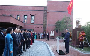 越共中央总书记苏林出席位于韩国的胡志明主席雕像揭幕仪式